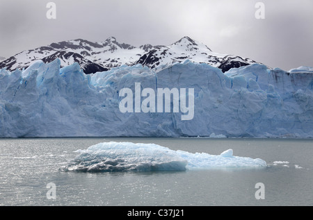 Blick auf Gletscher Perito Moreno, El Calafate, Patagonien, Argentinien, Südamerika. Stockfoto