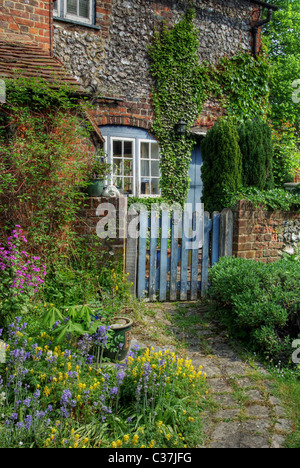 Einen bunten Hofgarten im Dorf von West Wycombe, Buckinghamshire, Großbritannien Stockfoto
