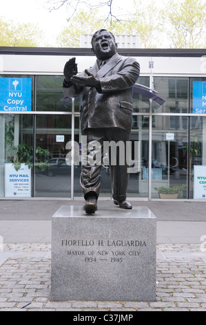 Die Statue des ehemaligen Bürgermeister von New York City Fiorello La Guardia auf Laguardia Platz zwischen Bleecker Street und West 3rd Street. Stockfoto