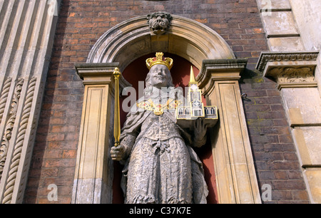Statue von König Charles l legen Sie zuerst in die Fassade des Worcester Guildhall Stockfoto