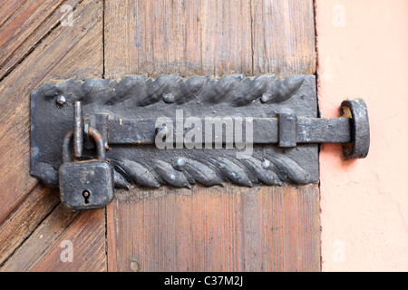 Alte rostige Vorhängeschloss an eine Holztür Stockfoto