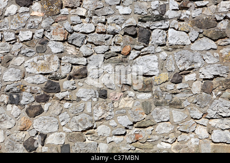 Alte Steinmauer von nach dem Zufallsprinzip gestapelten Blöcken gemacht Stockfoto