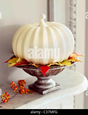 Herbst-Dekorationen auf Mantel. Stockfoto