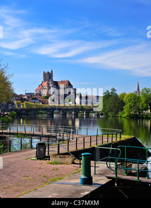 Die Kathedrale von Saint-Etienne in Auxerre, vom Fluss Yonne. Platz für Text in den Himmel. Stockfoto