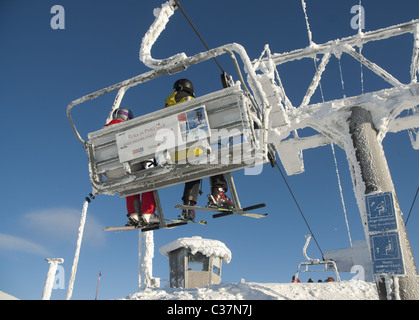 Eine Sesselbahn im nördlichen finnischen Skigebiet Ruka, Finnland Stockfoto