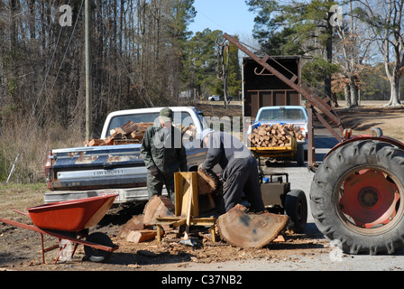 Männer mit einem Holzspalter für Stämme für Brennholz Spalten Stockfoto