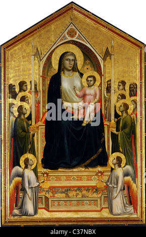 Madonna Enthroned, auch bekannt als der Ognissanti Madonna ist ein Gemälde des italienischen späten mittelalterlichen Künstlers Giotto di Bondone. Stockfoto