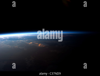 Sonnenaufgang oder Sonnenuntergang über Planet Erde betrachtet von der internationalen Raumstation ISS. Stockfoto