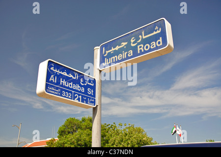 Straßenschilder, Jumeirah Road, Jumeirah, Dubai, Vereinigte Arabische Emirate Stockfoto