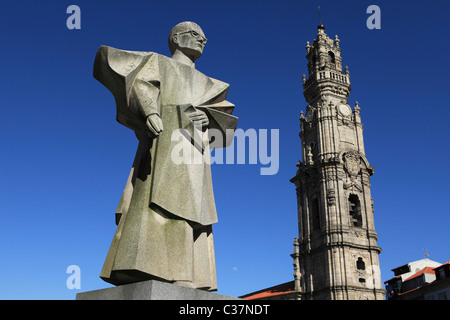 Das Denkmal für Antonio Ferreira Gomes (1906 – 1989), Bischof von Porto, am Clerigos Kirche und Turm in Porto, Portugal. Stockfoto