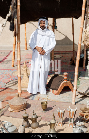 Arabische Mann mit Souvenirs in Dubai Vereinigte Arabische Emirate Stockfoto