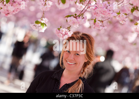 Frau unter japanischen Kirschbaum Stockfoto