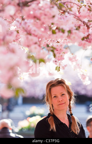 Frau unter japanischen Kirschbaum Stockfoto