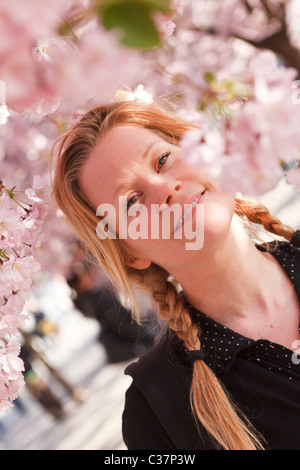 Frau unter japanischen Kirschbaum Stockfoto