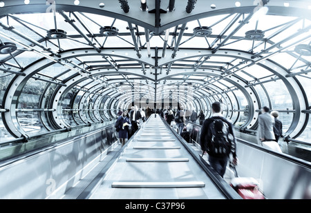 Passagiere betreten / verlassen Flughafen terminal Stockfoto