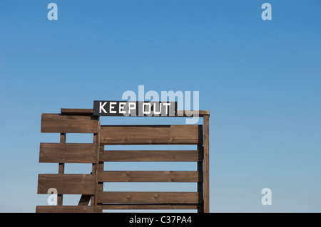 Halten Sie das Schild am Holztor gegen den Himmel Stockfoto