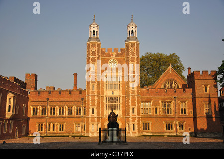 Lupton der Turm bei Sonnenuntergang, Schulhof, Eton College in Eton, Berkshire, England, Vereinigtes Königreich Stockfoto