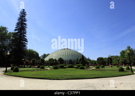 Die Kuppel des Rosa Mota Pavillon (Pavilhao Rosa Mota) innerhalb der Crystal Palace Gardens in Porto, Portugal. Stockfoto