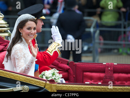 Kate und William fahren eine Kutsche von Westminster Abbey zum Buckingham Palace nach der Heirat Stockfoto