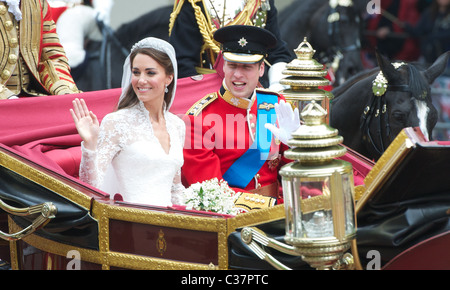 Kate und William fahren eine Kutsche von Westminster Abbey zum Buckingham Palace nach der Heirat Stockfoto