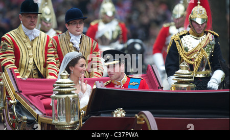 Kate und William fahren eine Kutsche von Westminster Abbey zum Buckingham Palace nach der Heirat Stockfoto