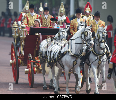 Kate und William fahren eine Kutsche von Westminster Abbey zum Buckingham Palace nach der Heirat Stockfoto