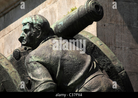 Schütze-Skulptur aus dem Denkmal für die Helden des Unabhängigkeitskrieges in Porto, Portugal. Stockfoto