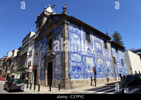 Die Almas-Kapelle (Capela Das Almas) auf der Rua de Santa Catarina in Porto, Portugal. Stockfoto