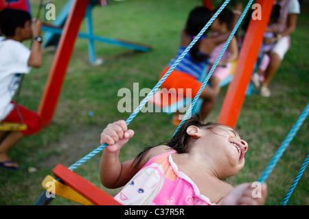 4-7 Jahre alten Kinder zusammen auf einem Spielplatz spielen. Kinder aktiv und Ausübung. Manaus, Bundesstaat Amazonas, Brasilien. Stockfoto