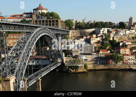 Der König Luis I Brücke überspannt den Fluss Douro zwischen Porto und Vila Nova De Gaia in Portugal. Stockfoto