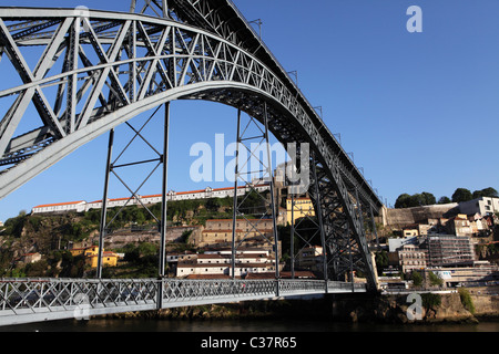 Der König Luis I Brücke überspannt den Fluss Douro bei Porto, Portugal. Stockfoto