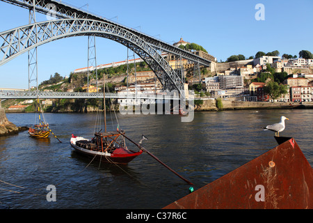 Rabelo Boote schweben auf dem Douro unter König Luis ich Brücke in Porto, Portugal. Stockfoto