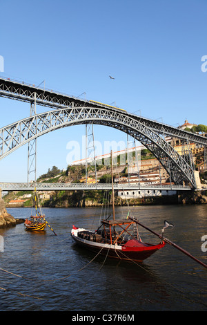 Rabelo Boote schweben auf dem Douro unter König Luis ich Brücke in Porto, Portugal. Stockfoto