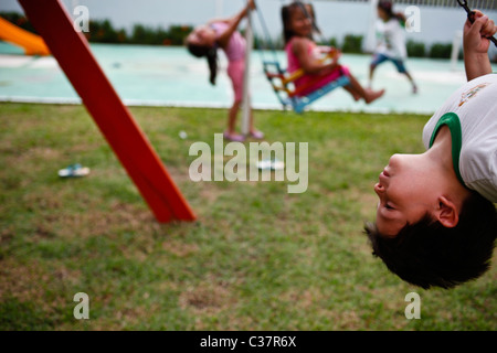 4-7 Jahre alten Kinder zusammen auf einem Spielplatz spielen. Kinder aktiv und Ausübung. Manaus, Bundesstaat Amazonas, Brasilien. Stockfoto