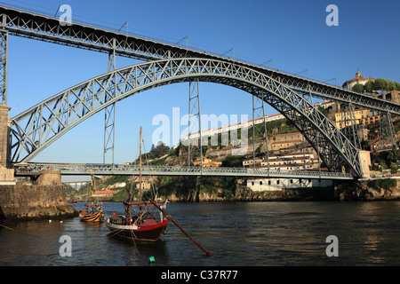 Rabelo Boote schweben auf dem Douro unter König Luis ich Brücke in Porto, Portugal. Stockfoto