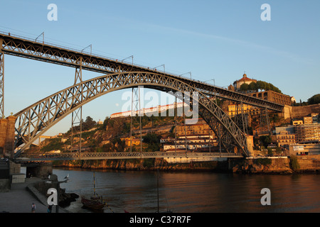 Dämmerung im König Luis ich Brücke überspannt den Fluss Douro zwischen Porto und Vila Nova De Gaia in Portugal. Stockfoto