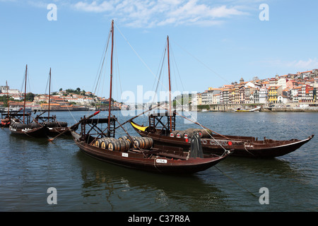 Rabelo-Schiffe auf dem Douro in Vila Nova De Gaia am gegenüberliegenden Ufer des Flusses nach Porto in Portugal. Stockfoto