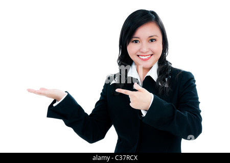 Schöne junge Frau zeigen und Dinge zu präsentieren Stockfoto