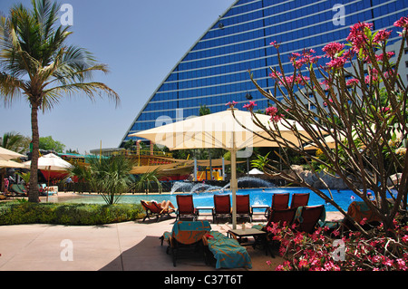 Familie Schwimmbad, Jumeirah Beach Hotel, Jumeirah, Dubai, Vereinigte Arabische Emirate Stockfoto