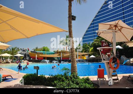 Familie Schwimmbad, Jumeirah Beach Hotel, Jumeirah, Dubai, Vereinigte Arabische Emirate Stockfoto