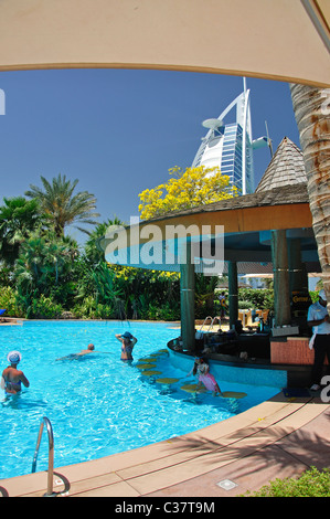 Swimmingpool des Hotels Jumeirah Beach Hotel, Jumeirah, Dubai, Vereinigte Arabische Emirate Stockfoto