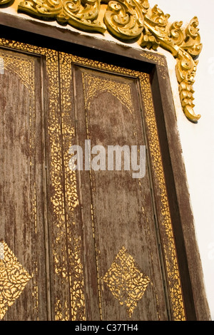 Eine buddhistische Tempel Holztür mit kunstvollen Designs verziert ist Teil des The Royal Palace Museum Komplex in Phnom Penh, Kambodscha. Stockfoto