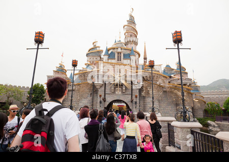 Touristen, die Eingabe der Prinzessin Schloss von Hong Kong Disneyland Stockfoto