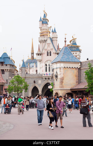 Touristen zu Fuß passieren der Prinzessin Schloss von Hong Kong Disneyland Stockfoto