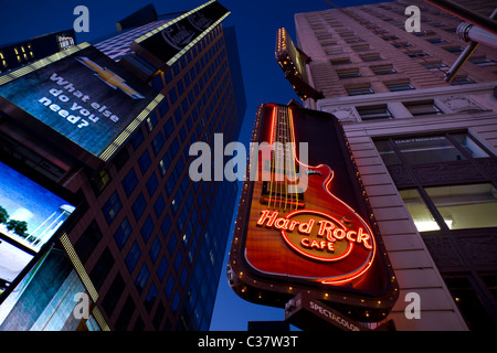 New York, NY - 22. Januar 2011: Hard Rock Cafe Zeichen auf dem Times Square Stockfoto