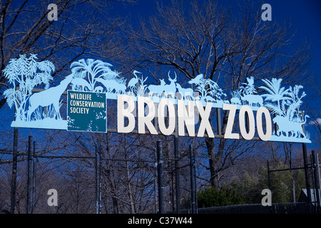 New York, NY - 29. März 2011: Bronx Zoo Schild am Parkplatz Eingang gegen blauen Himmel Stockfoto