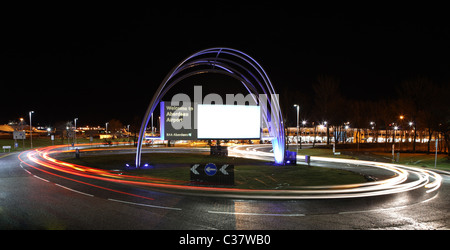 Ampel Routen gesehen bei Nacht Iat der Eingang zum Flughafen Aberdeen in Stadtzentrum von Aberdeen, Schottland, Großbritannien Stockfoto