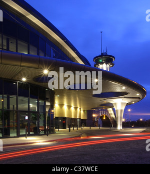 Aberdeen Exhibition and Conference Centre in Aberdeen, Schottland, gesehen beleuchtet in der Nacht Stockfoto