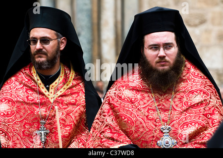 Griechisch-orthodoxen Priester gekleidet in der Kleidung fest. Stockfoto