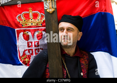 Ein serbischer Pilger, das Kreuz tragend, während die Karfreitagsprozession in der Via Dolorosa in der Altstadt von Jerusalem. Stockfoto